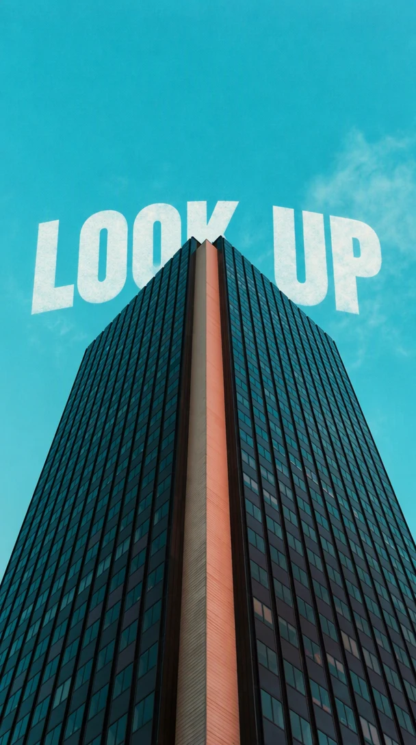 อาคารหลังเดิมที่มีคำว่า LOOK UP เป็นตัวอักษรสีขาวขนาดยักษ์พาดผ่านท้องฟ้าด้านหลังอาคาร