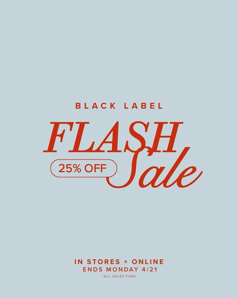 Okomiti oglas za društvene mreže na svijetloplavoj pozadini: sitna razmaknuta velika slova „BLACK LABEL”, naziv rasprodaje „FLASH Sale” crvenim serifnim velikim slovima i rukopisom, zaobljena oznaka „25% OFF” te „IN STORES + ONLINE”, „ENDS MONDAY 4/21” i „*ALL SALES FINAL” pri dnu.