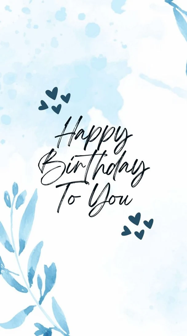 Születésnapi üdvözlőkártya fekete, ecsetírású felirattal halványkék akvarell háttéren, levelekkel és apró sötétkék szívekkel: a „Happy Birthday To You” három sorba tördelve.