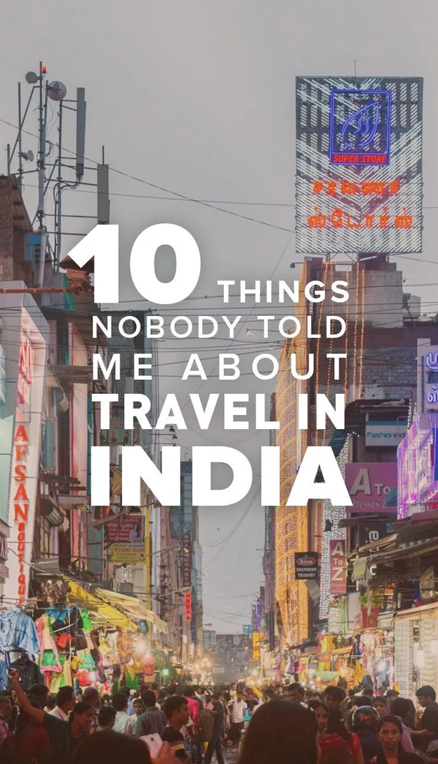 Vertikāls ceļojumu vāka attēls ar rosīgu, izgaismotu tirdzniecības ielu Indijā krēslas stundā un lielu baltu piesaistošu tekstu „10 THINGS NOBODY TOLD ME ABOUT TRAVEL IN INDIA” dažādā burtu biezumā.