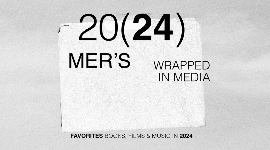 16:9 gada apskata sīktēls uz pelēka graudaina fona ar baltu papīra mapi: liels „20(24)”, kurā 24 ir treknrakstā, „MER’S”, „WRAPPED IN MEDIA” un rinda „FAVORITES BOOKS, FILMS & MUSIC IN 2024 !”.