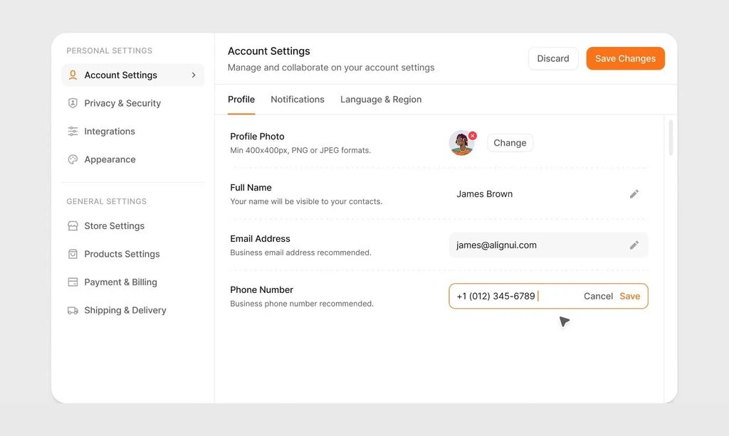 Écran de paramètres de compte d’un kit d’interface affichant le nom fictif James Brown, l’e-mail james@alignui.com et le numéro de téléphone +1 (012) 345-6789 à côté d’une barre latérale de paramètres