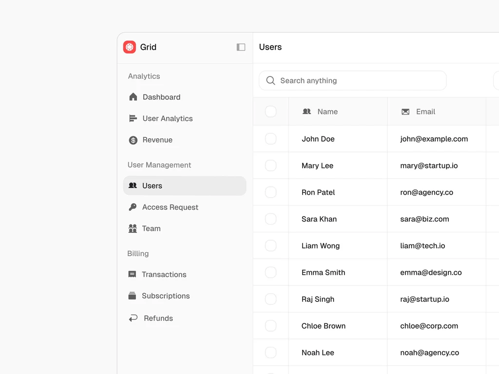 Capture d’un panneau d’administration avec une barre latérale « Grid » (liens vers les analyses, la gestion des utilisateurs et la facturation) et un tableau Users listant neuf noms et adresses e-mail fictifs sous les en-têtes Name et Email, au-dessous d’un champ de recherche.