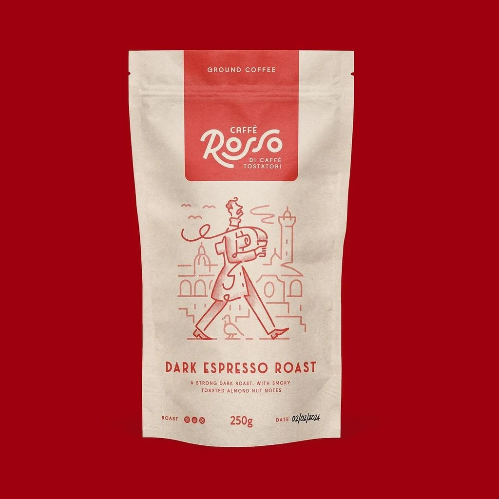 牛皮纸 Caffè Rosso 咖啡袋，带有红色标签和一幅男子带着咖啡穿过城市的线描插画；英文文字为“ground coffee”、“dark espresso roast”、“a strong dark roast with smoky toasted almond nut notes”、“roast”、“250g”和“date”